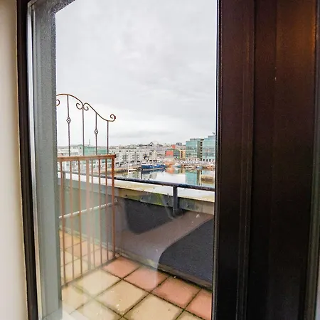 Dockside Penthouse - Free Parking Apartment *