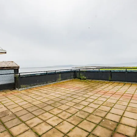 Dockside Penthouse - Free Parking Apartment Galway