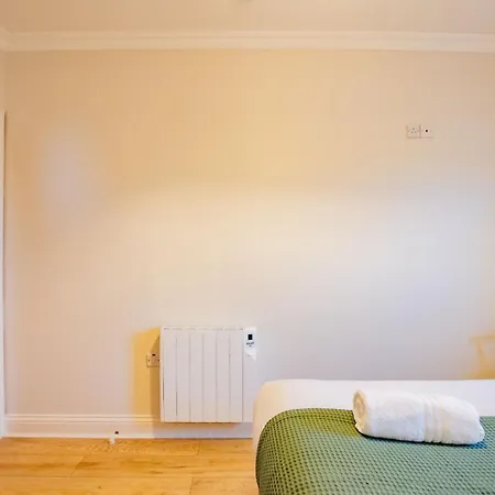 Dockside Penthouse - Free Parking Apartment