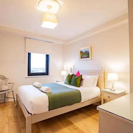 Dockside Penthouse - Free Parking Apartment Galway