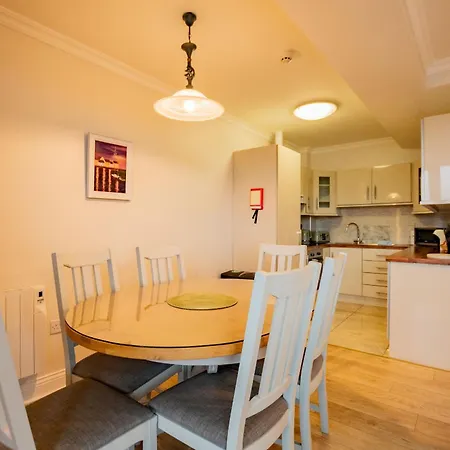 Dockside Penthouse - Free Parking Apartment